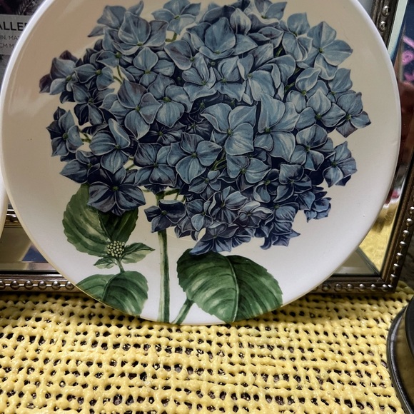 Pair one import floral medley, appetizer plate. - Picture 3 of 8